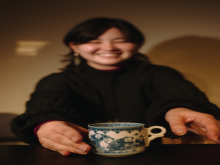 Mujer asiática con una taza