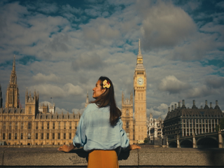 Mujer mirando Londres con el Big Ben de fondo