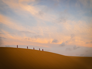 Paisaje de las dunas de arena de Punta Gallinas con personas caminando
