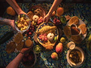 Mesa con platos de comida típica del pacífico colombiano